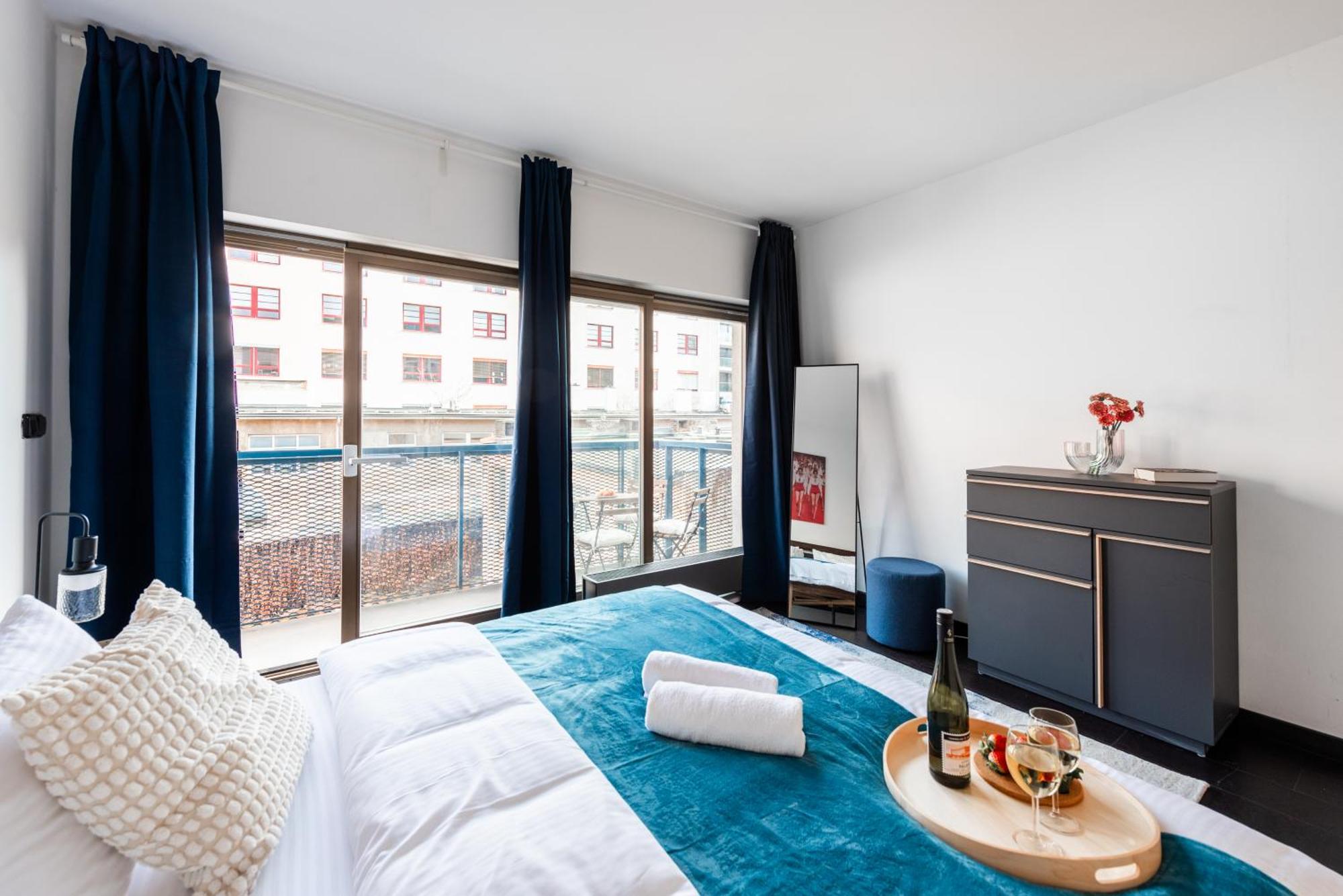 Spacious Apartments Near Karlin Square Prague Exterior photo