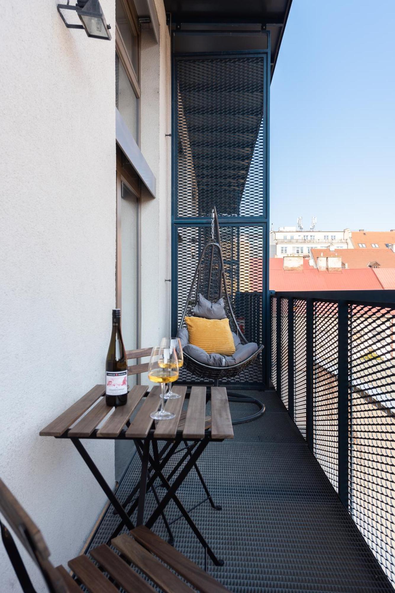 Spacious Apartments Near Karlin Square Prague Exterior photo