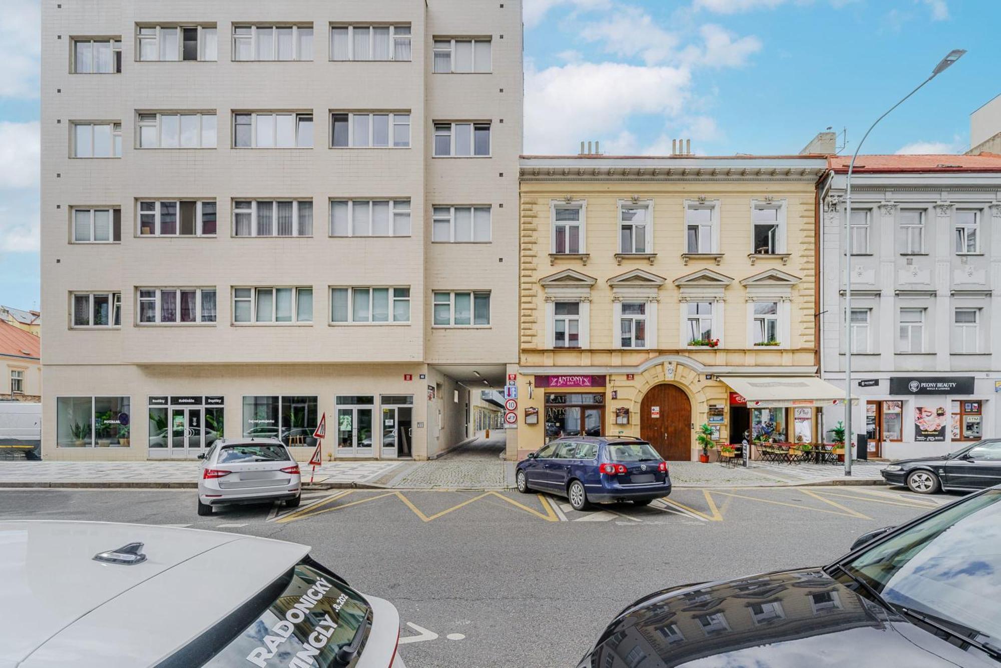 Spacious Apartments Near Karlin Square Prague Exterior photo